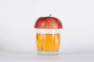 yarım kırmızı elma suyu bir bardak