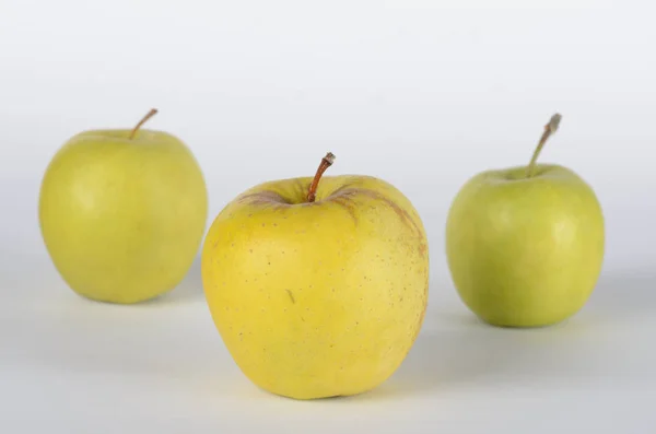 Três maçãs verdes no fundo branco — Fotografia de Stock