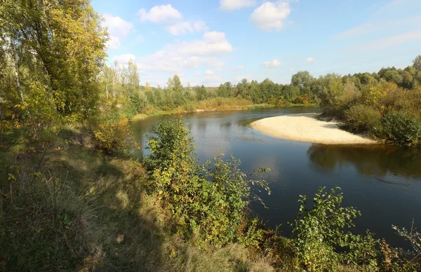 Őszi szép napon a folyón — Stock Fotó