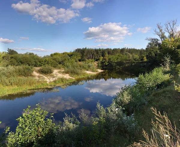 A kanyar a folyó Psel River beach — Stock Fotó