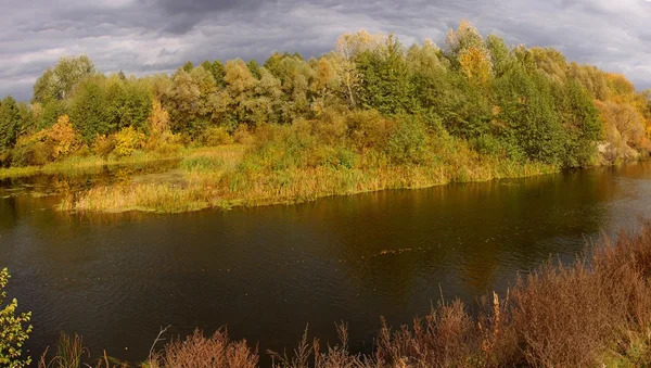Nehir sonbahar fırtına öncesi sessizlik