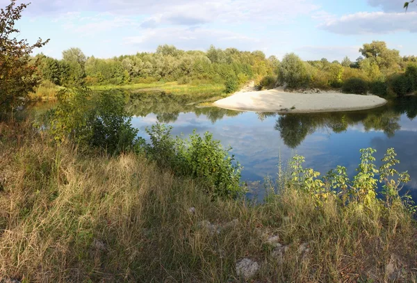 nehrin karşı kıyısında muhteşem sahil