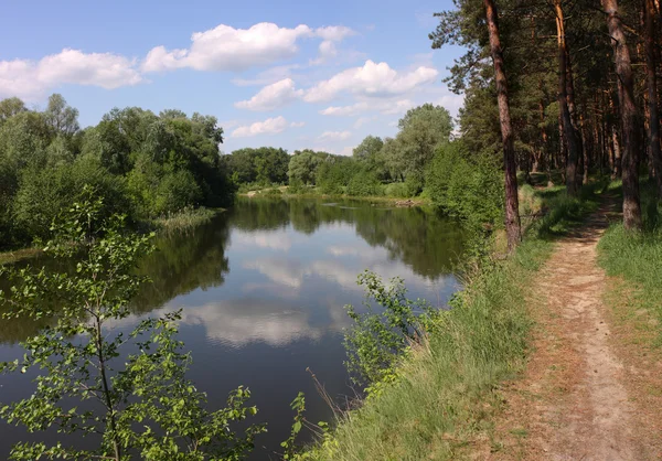 Sakin bahar günü Nehri üzerinde