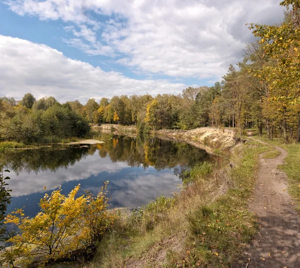 güzel bir sonbahar günü Nehri üzerinde