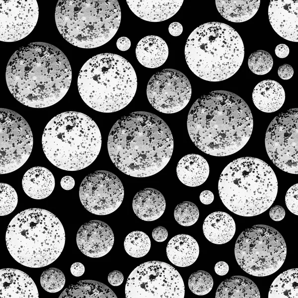 Абстрактный рисунок из кружков черного и белого цветов на черном фоне — стоковое фото
