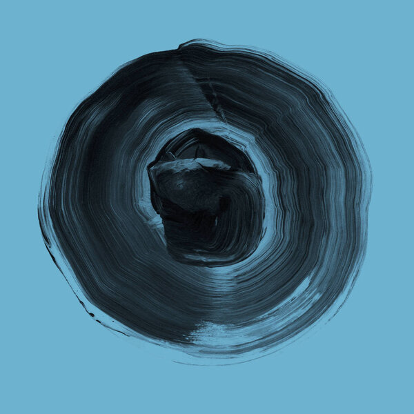 Серый фактурный акриловый круг. Акварель с неровными краями, изолированными на синем фоне ниагары. Элемент дизайна. Ретро-геометрическая круглая форма