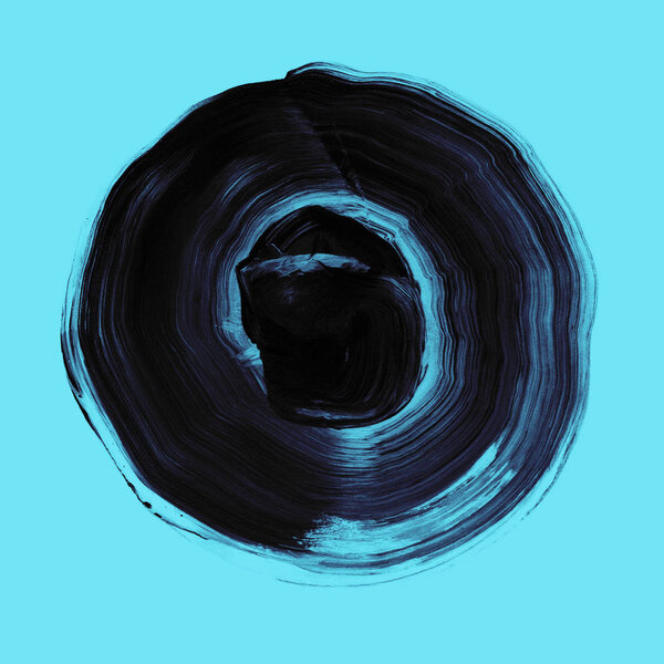 Черный фактурный акриловый круг. Акварель с неровными краями, изолированными на светло-голубом фоне. Элемент дизайна. Ретро-геометрическая круглая форма