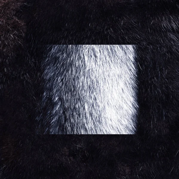 Koyu kahverengi arkaplanlı tilki kürkü deseni. Siyah vizon kürk desenli arka plan. Hayvan kürkü dokusu. Doğal kısa saçlı hayvan..