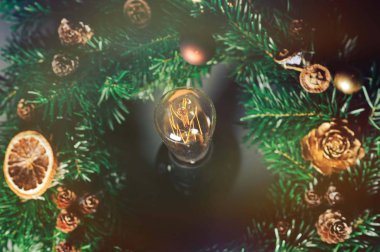 ampul bir Noel çelenk ortasına