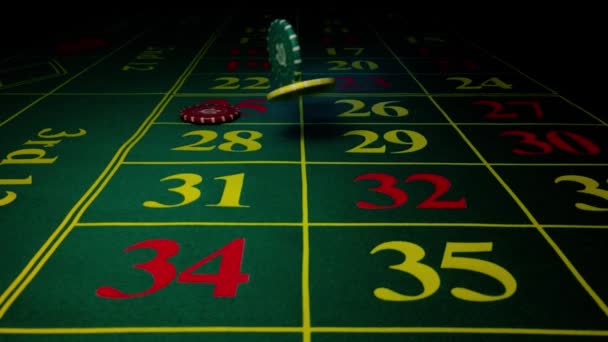 Chip che cadono su un tavolo verde nel casinò — Video Stock