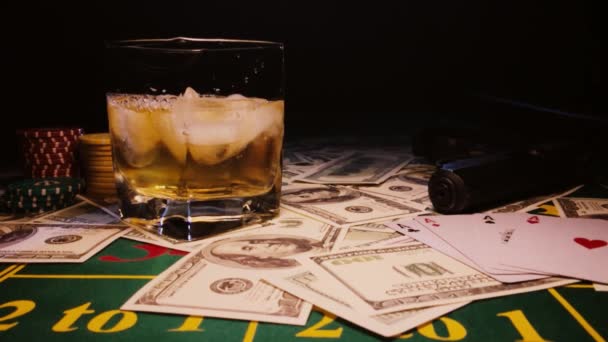 Terbang dolar di atas meja game dengan kartu, chip whiskey.win, gerak lambat 240 fps — Stok Video