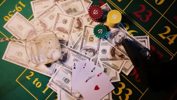 Γυαλί συμπληρώνεται στο τραπέζι των ζαριών στο καζίνο χρήματα σε αργή κίνηση 240 fps — Αρχείο Βίντεο