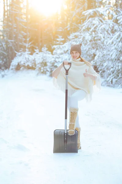 Women with a shovel in the winter forest — Stock Photo, Image