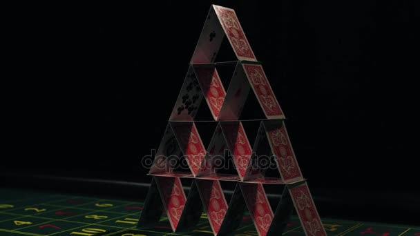 Panorama van het verkeer van de piramide van kaarten op de pokertafel. — Stockvideo