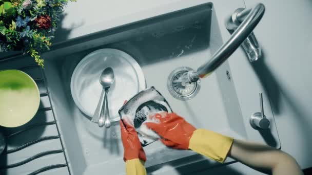 물의 강한 제트기에서 검은 접시를 세척 — 비디오