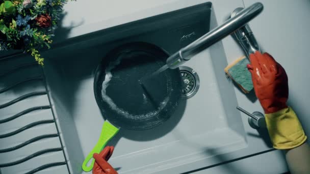 Sink green pans under a strong stream — Stock Video
