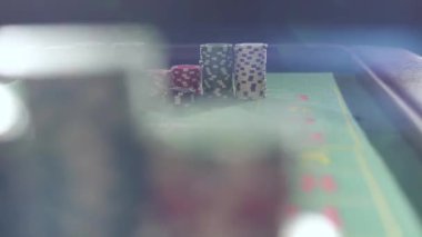 Casino yeşil bir masada düşen cips