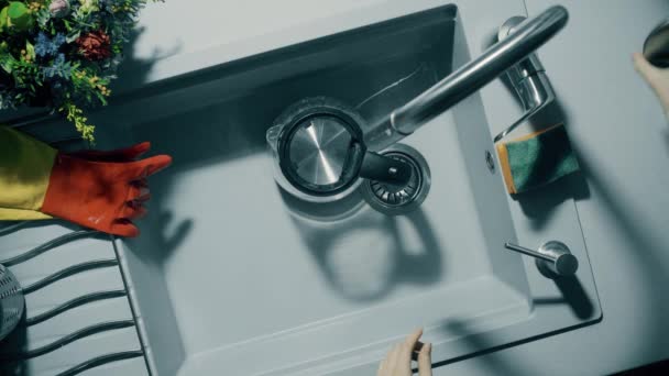 灌满水壶在厨房的水槽水龙头下 — 图库视频影像