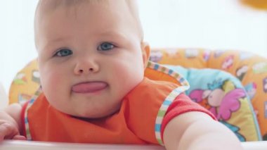 Aç bir çocuk gıda gerektirir ve bir kaşık gelen iştahla yiyor