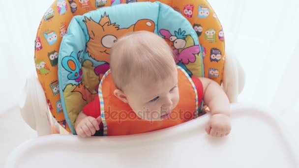 Bambino è felice mangiare da un cucchiaio — Video Stock