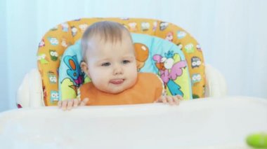 Çocuk aldatılan bir kaşıkla yemek