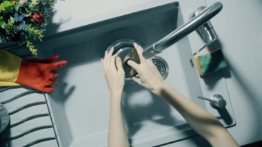 çaydanlık evye içinde akan suyun altında doldurma