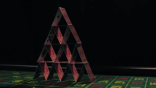 Panorama van het verkeer van de piramide van kaarten op de pokertafel. — Stockvideo