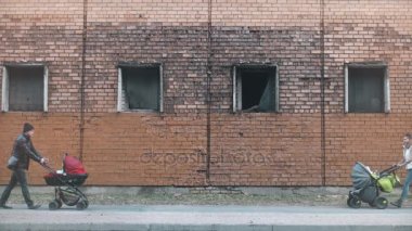 erkek ve kadın ile her diğer karşılamak için bebek arabası çocuklarda yürüme