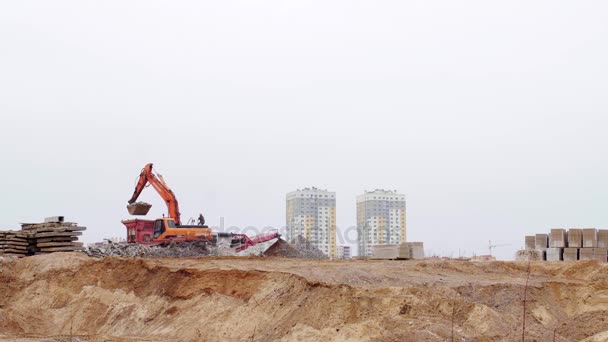 Excavadora hidráulica trabajando en el sitio de construcción . — Vídeo de stock