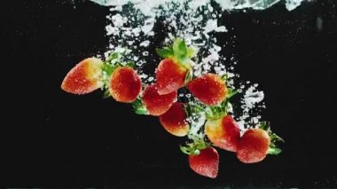 Çok yavaş hareket suya düşen çilek