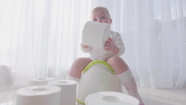 小さな子供がトイレに座っているし、自分自身を解放します。 — ストック動画