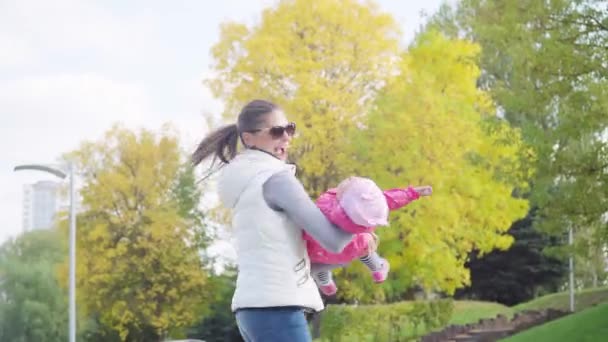 Matka s dítětem v parku baví spolu — Stock video