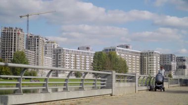 Anne Nehri boyunca parkta yürüyüş çocuk arabası ile