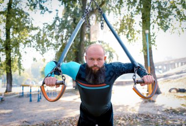 Eğitim açık spor salonunda genç adam