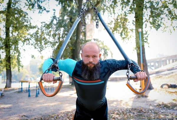 Young man training at outdoor gym — Stock Photo, Image