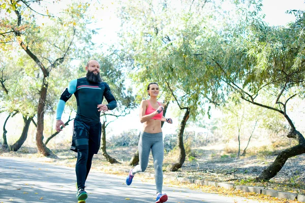 Coppia che corre insieme nel parco — Foto Stock