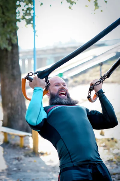 Hombre activo durante el entrenamiento — Foto de Stock