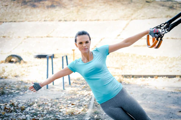 Mujer atractiva haciendo ejercicio — Foto de Stock