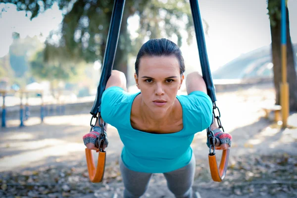 Mulher ativa fazendo exercícios no parque — Fotografia de Stock