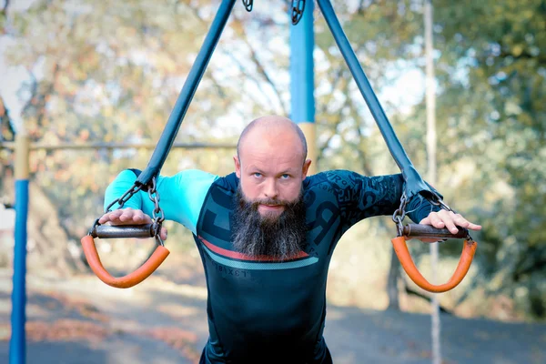 Ο άνθρωπος κατάρτισης με αθλητικό εξοπλισμό στο πάρκο — Φωτογραφία Αρχείου
