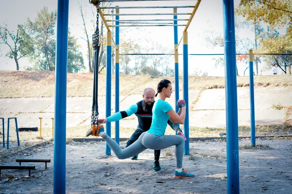 Mulher trabalhando com seu treinador — Fotografia de Stock