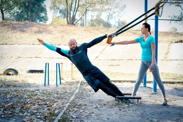 Jeune couple pendant l'entraînement — Photo