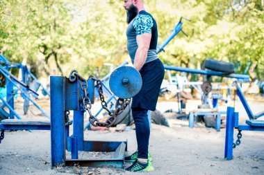 Kaslı adam barbell ile yapıyor