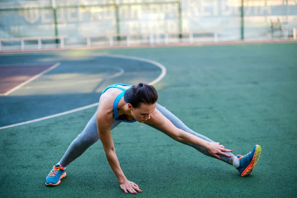 kadın önce egzersiz vücut germe