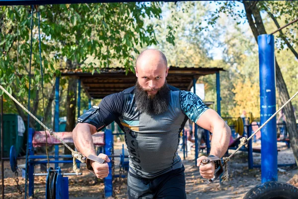 Muscular man during workout — Free Stock Photo