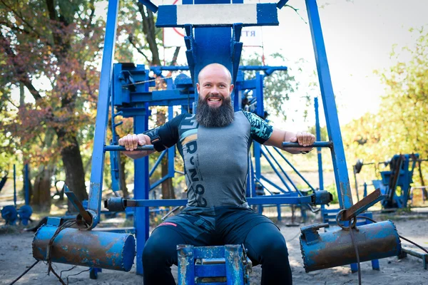 Bearded man doing exercises for chest — Free Stock Photo