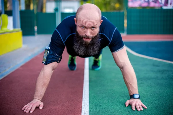 Sportiga mannen göra planka position — Stockfoto