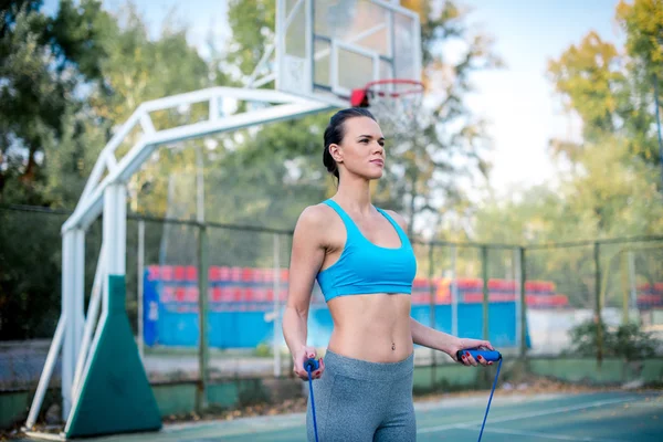 Woman working out with skipping rope — Stock Photo, Image