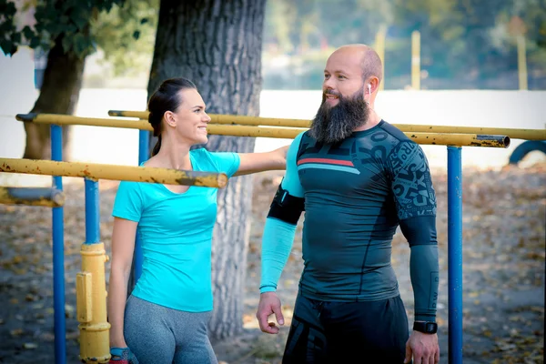 Woman touching biceps of muscular man — Free Stock Photo