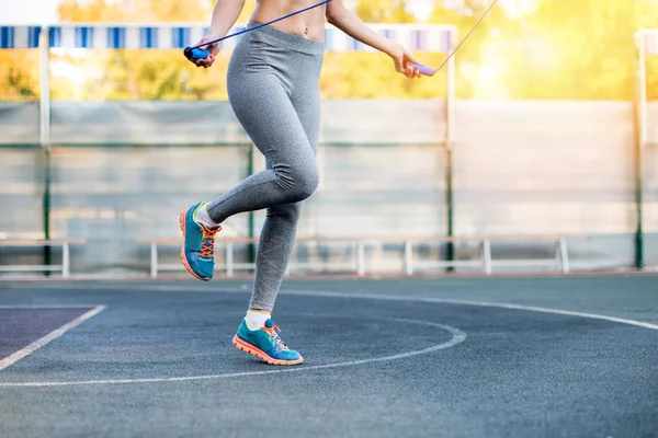 Deportiva mujer con saltar la cuerda — Foto de Stock